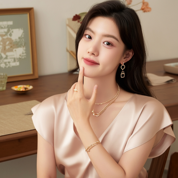 生活瞬间，美女，韩系美女，丝绸，美妆广告，家庭餐桌，4K超清，写实风格，温馨，柔和室内光，细腻皮肤，项链，耳环，手链。